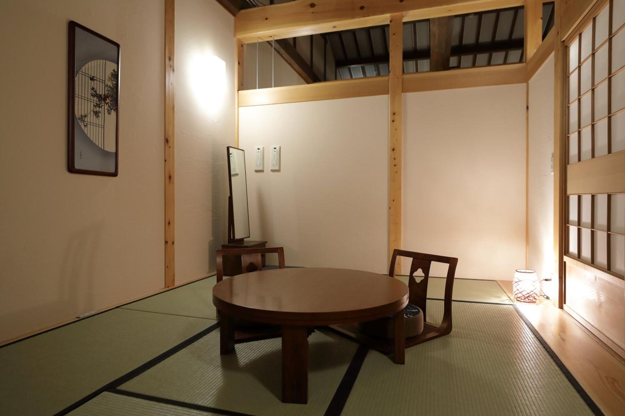 Miyama Ouan Kyoritsu Resort Такаяма Экстерьер фото A traditional Japanese room with a table and a chair