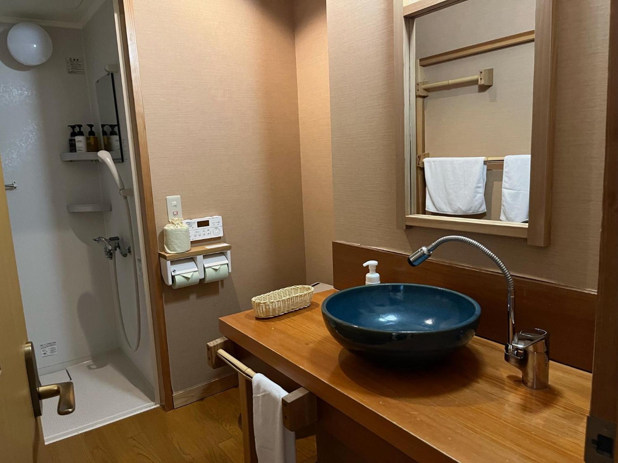 Miyama Ouan Kyoritsu Resort Такаяма Экстерьер фото Bathroom in a hotel