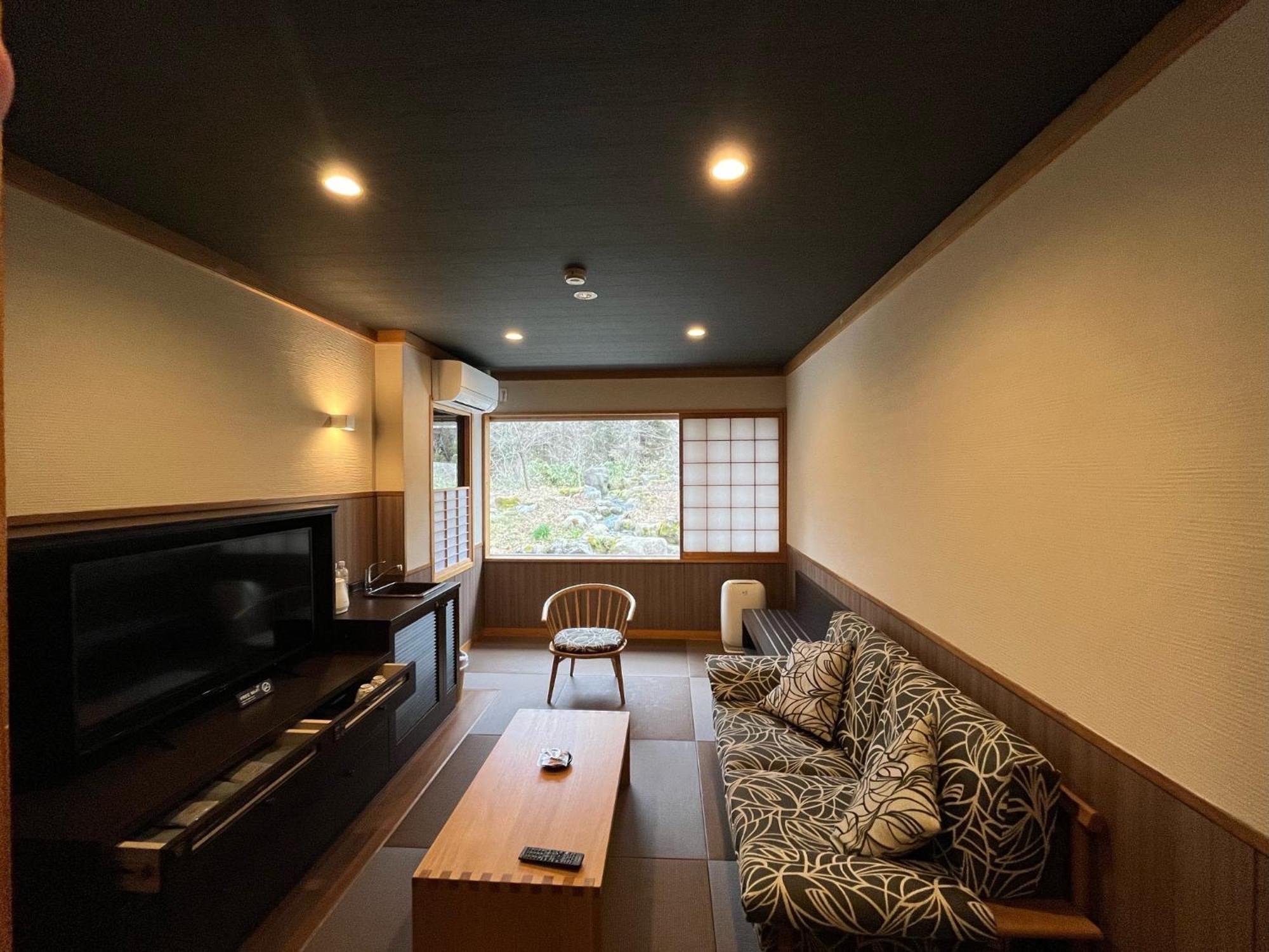 Miyama Ouan Kyoritsu Resort Такаяма Экстерьер фото A room at the Ryokan