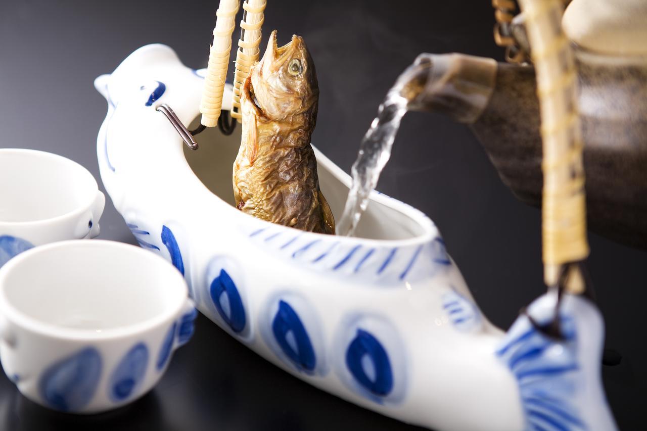 Miyama Ouan Kyoritsu Resort Такаяма Экстерьер фото A porcelain sake set