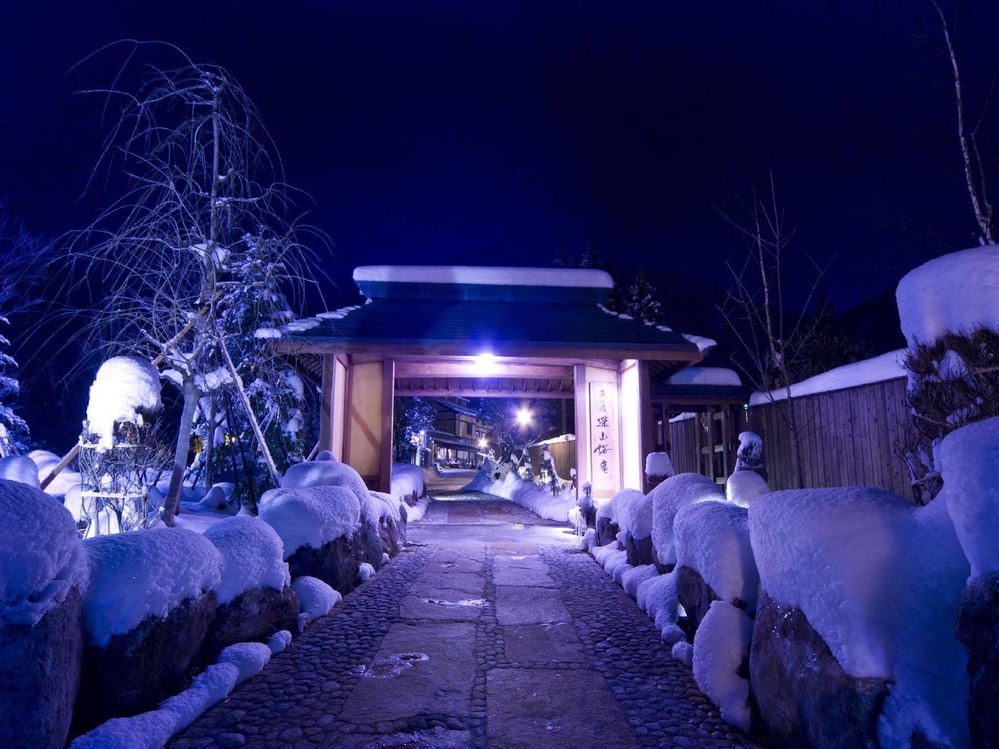 Miyama Ouan Kyoritsu Resort Такаяма Экстерьер фото The entrance to the hot spring