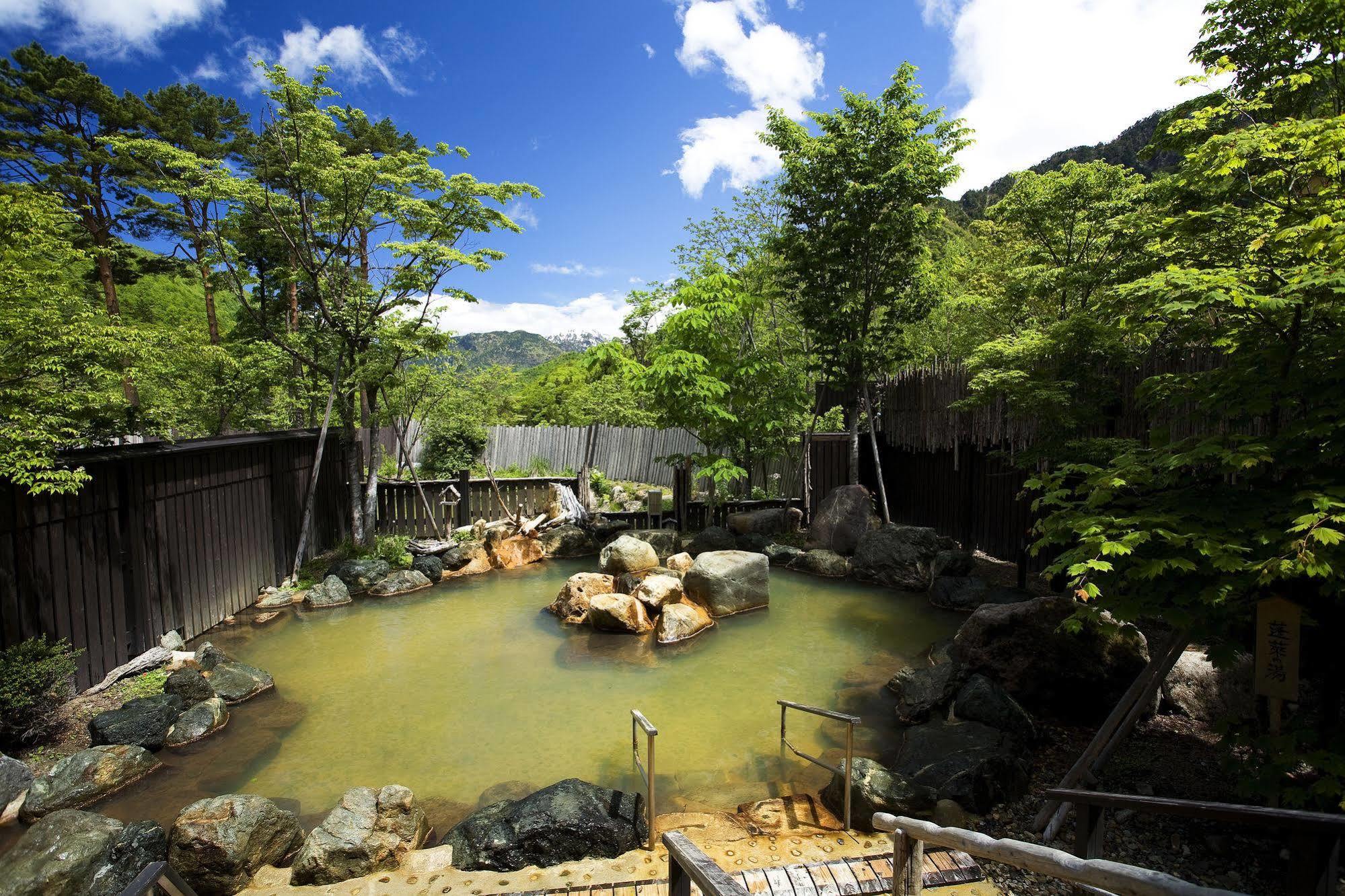 Miyama Ouan Kyoritsu Resort Такаяма Экстерьер фото A hot spring in Japan