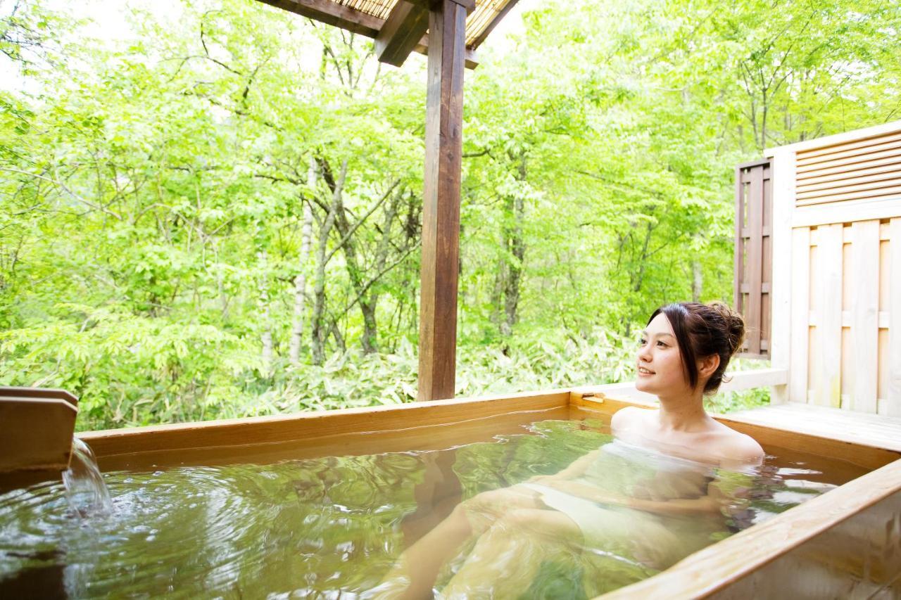 Miyama Ouan Kyoritsu Resort Такаяма Экстерьер фото A woman bathing in a hot spring