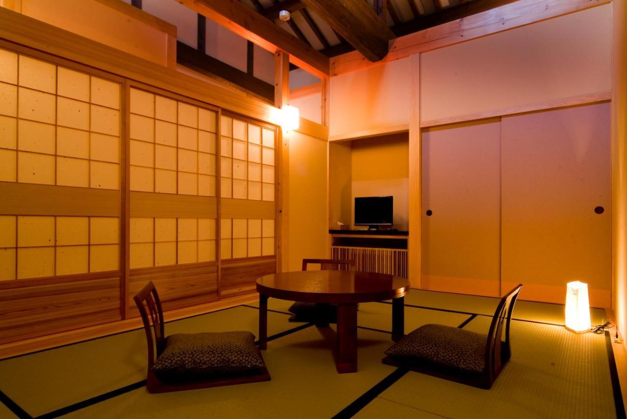 Miyama Ouan Kyoritsu Resort Такаяма Экстерьер фото A traditional Japanese room