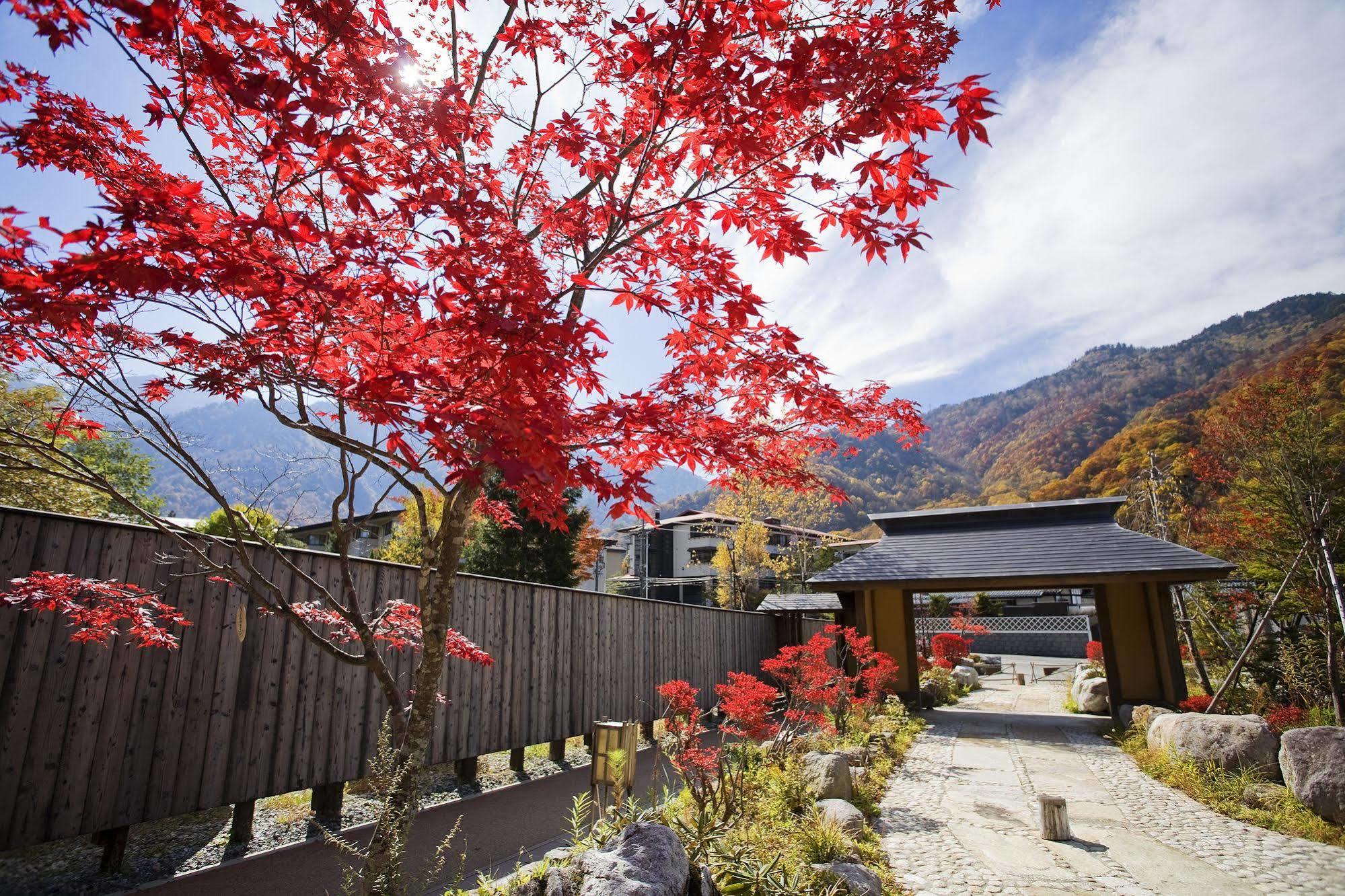 Miyama Ouan Kyoritsu Resort Такаяма Экстерьер фото Autumn colours at the hot spring resort of Ōwakudani